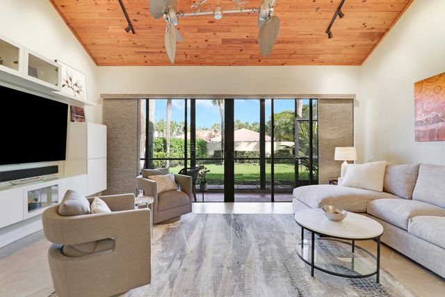 204 Old Meadow Way, Palm Beach Gardens, FL 33418