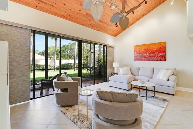 204 Old Meadow Way, Palm Beach Gardens, FL 33418