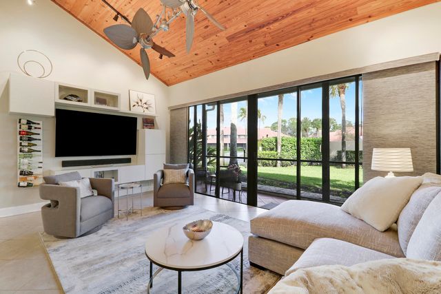 204 Old Meadow Way, Palm Beach Gardens, FL 33418