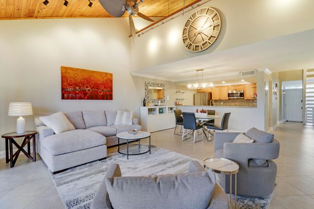 204 Old Meadow Way, Palm Beach Gardens, FL 33418