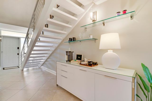 204 Old Meadow Way, Palm Beach Gardens, FL 33418