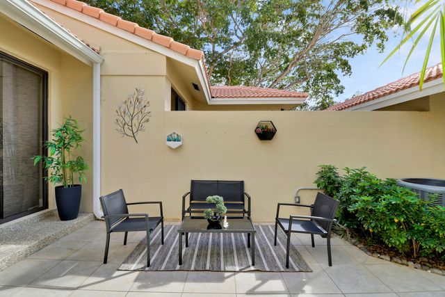 204 Old Meadow Way, Palm Beach Gardens, FL 33418