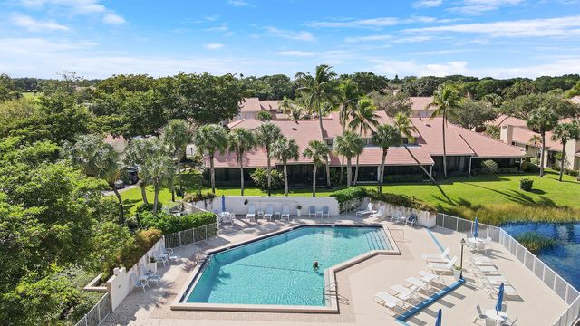 204 Old Meadow Way, Palm Beach Gardens, FL 33418