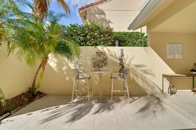 204 Old Meadow Way, Palm Beach Gardens, FL 33418