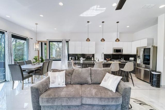 1409 E M Franklin Ave B, Austin, TX 78721