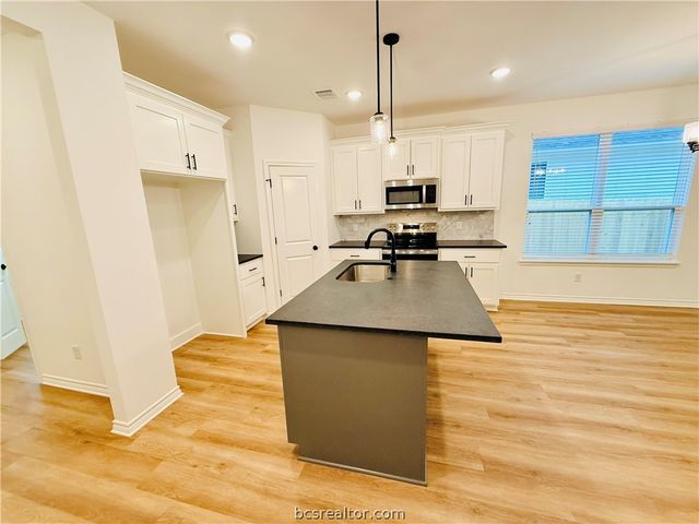 1202 Suncrest Street, Bryan, TX 77803