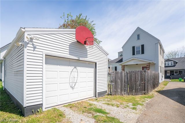 215 8th Street SW, Massillon, OH 44647