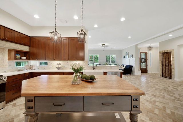 304 Ridgelake Scenic Drive, Montgomery, TX 77316