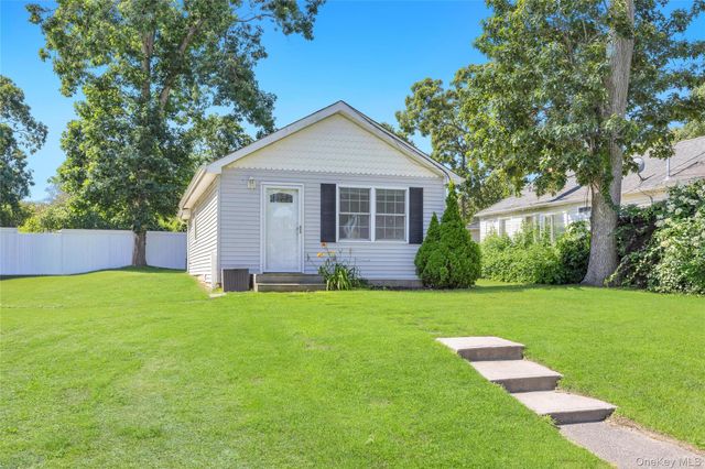 22 Maplewood Avenue, Selden, NY 11784