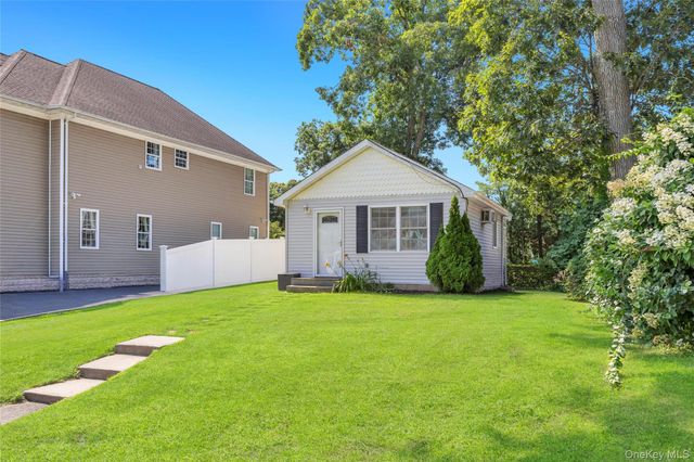 22 Maplewood Avenue, Selden, NY 11784