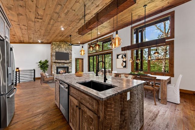 65 Wolf Creek Heights, Mineral Bluff, GA 30559