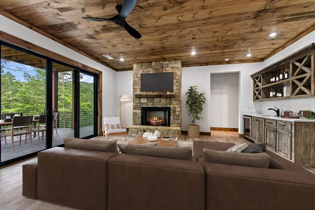 65 Wolf Creek Heights, Mineral Bluff, GA 30559