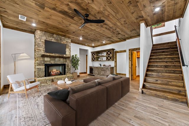 65 Wolf Creek Heights, Mineral Bluff, GA 30559