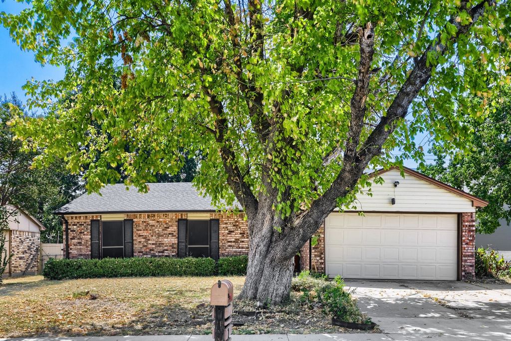 704 Fort Worth Street, Mansfield, TX 76063 — exterior