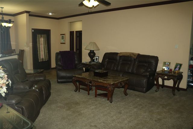 1055 Chartres, Oak Ridge, TX 75142