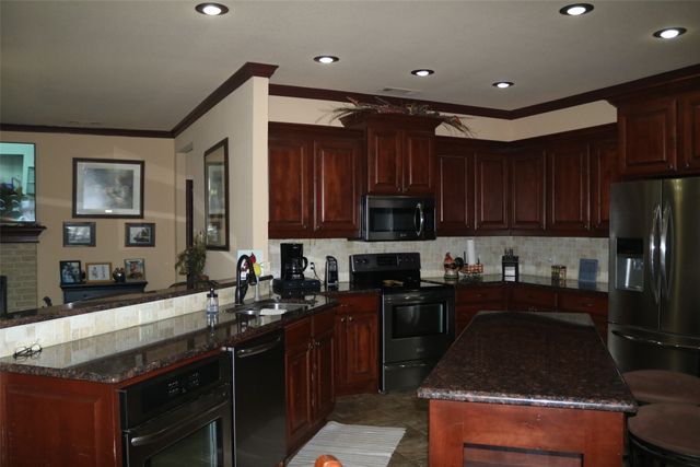 1055 Chartres, Oak Ridge, TX 75142