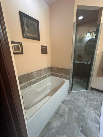 1055 Chartres, Oak Ridge, TX 75142