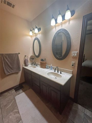 1055 Chartres, Oak Ridge, TX 75142
