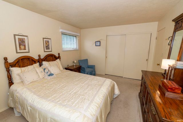 2624 Oak Leaf Cove, South Bend, IN 46628