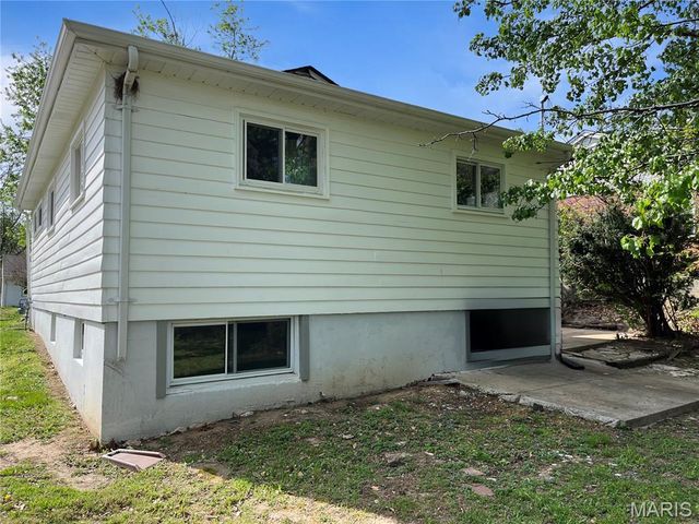 1027 Leawood Drive, St Louis, MO 63126