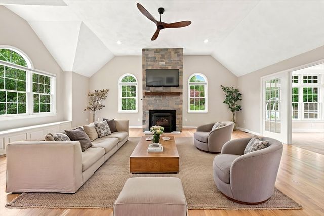 38 Cabral Dr, Middleton, MA 01949