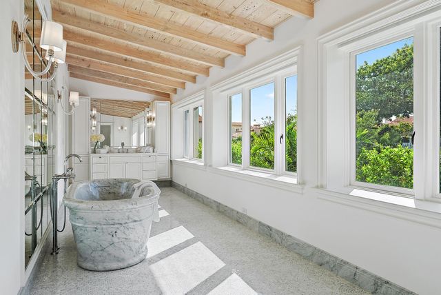 206 Phipps Plaza, Palm Beach, FL 33480