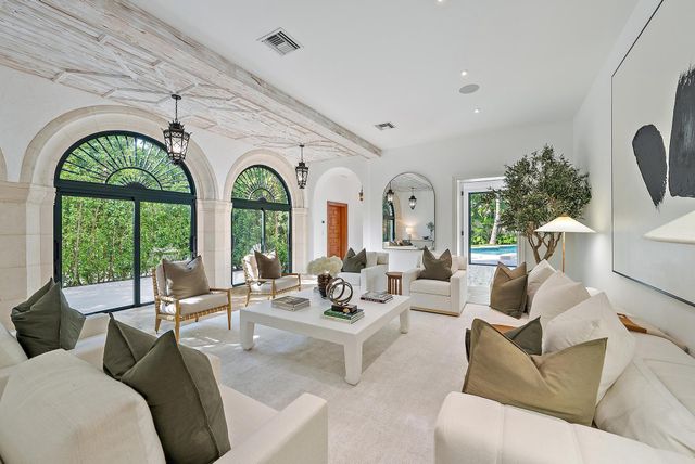 206 Phipps Plaza, Palm Beach, FL 33480