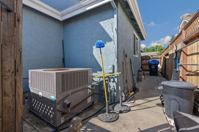 9075 Doncaster Ct, Elk Grove, CA 95624