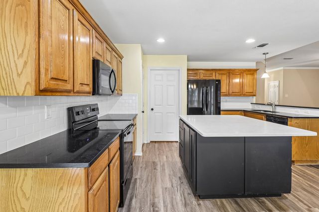 5609 Saddleback Road, Arlington, TX 76017