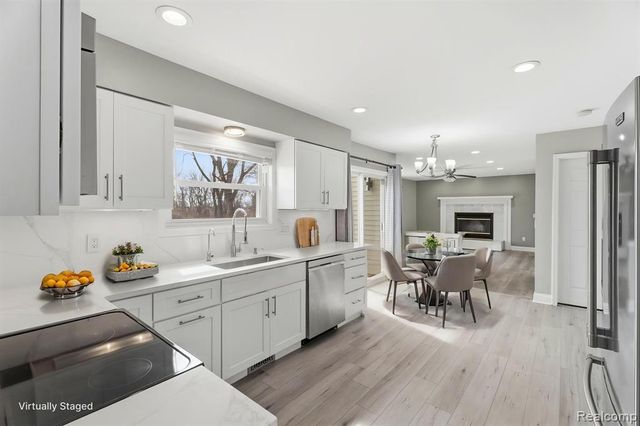 425 Lakes Edge Drive, Oxford, MI 48371