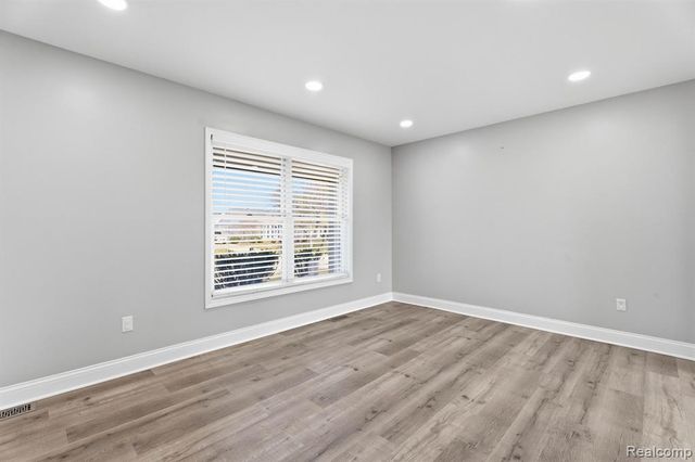 425 Lakes Edge Drive, Oxford, MI 48371