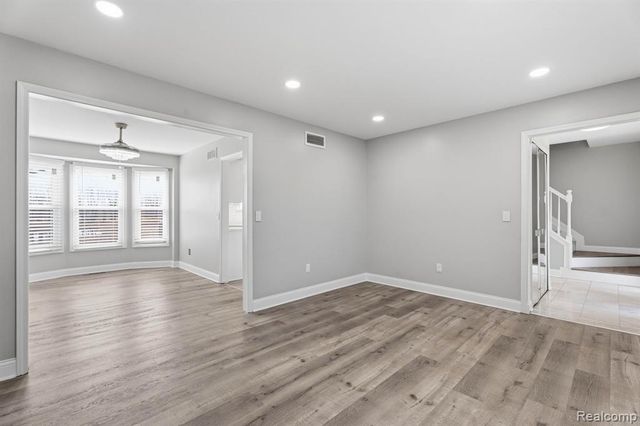 425 Lakes Edge Drive, Oxford, MI 48371