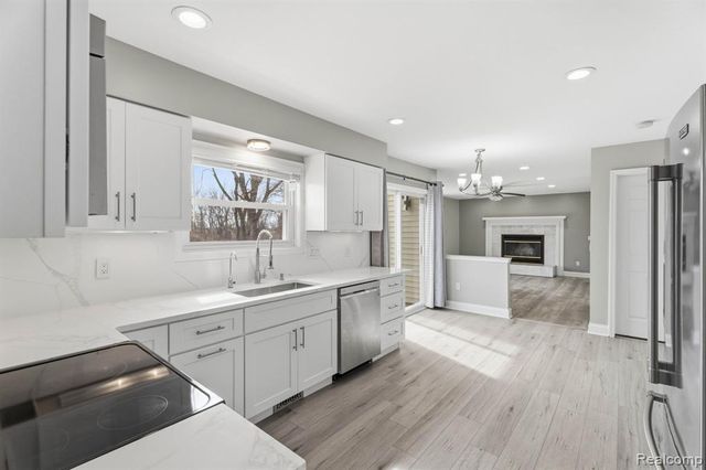 425 Lakes Edge Drive, Oxford, MI 48371