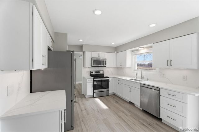 425 Lakes Edge Drive, Oxford, MI 48371