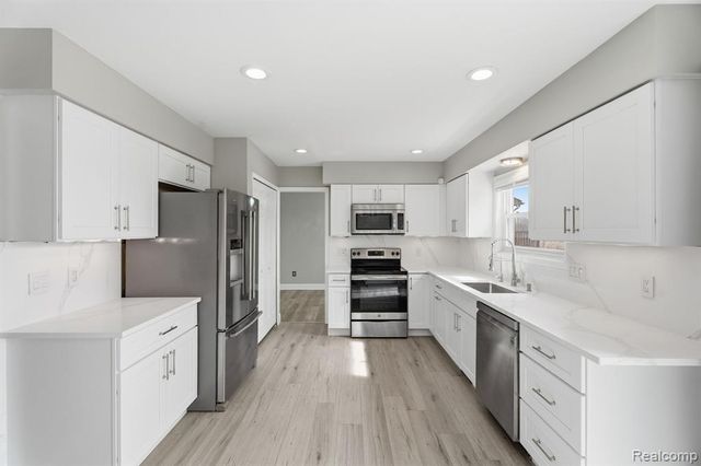 425 Lakes Edge Drive, Oxford, MI 48371