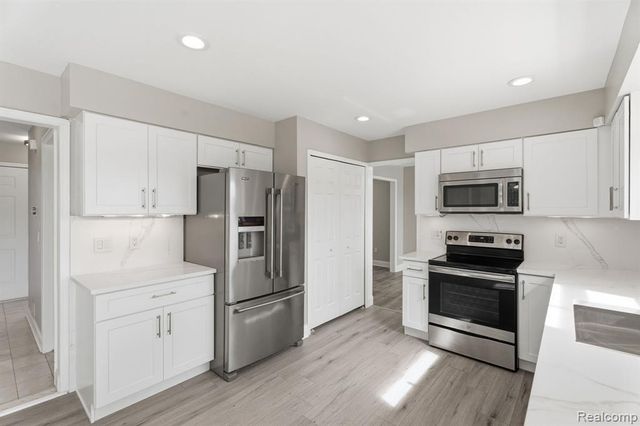 425 Lakes Edge Drive, Oxford, MI 48371