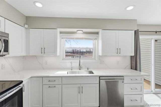 425 Lakes Edge Drive, Oxford, MI 48371