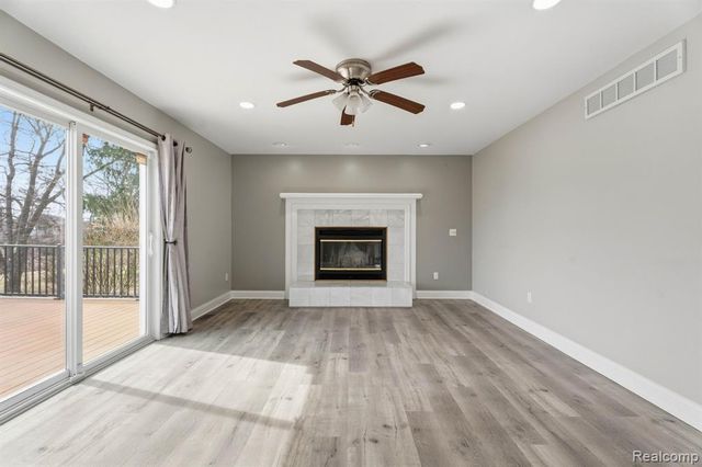 425 Lakes Edge Drive, Oxford, MI 48371