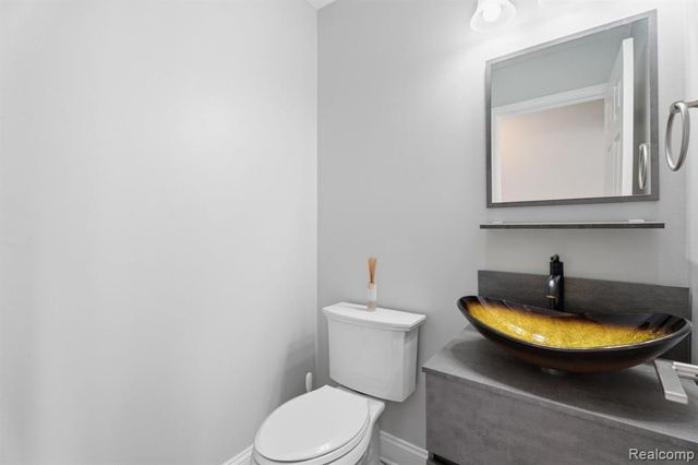 425 Lakes Edge Drive, Oxford, MI 48371