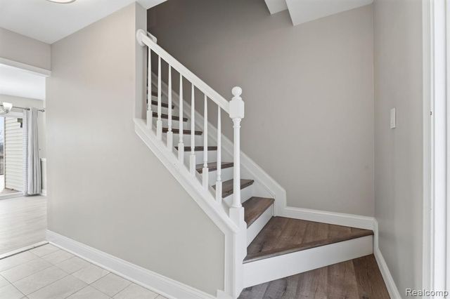 425 Lakes Edge Drive, Oxford, MI 48371