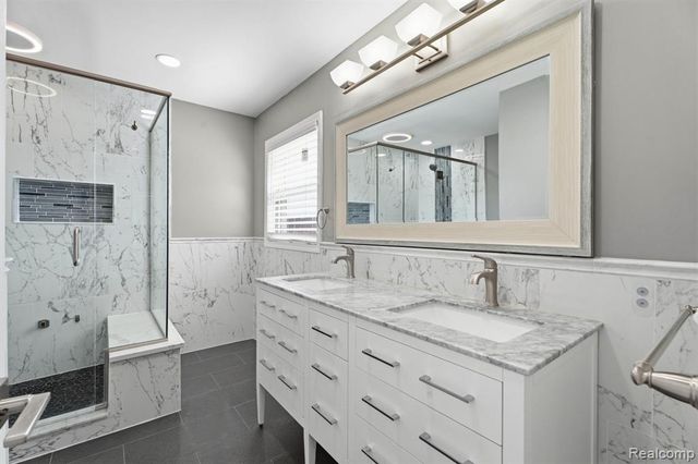 425 Lakes Edge Drive, Oxford, MI 48371