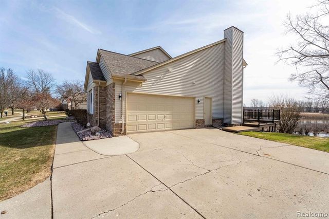 425 Lakes Edge Drive, Oxford, MI 48371