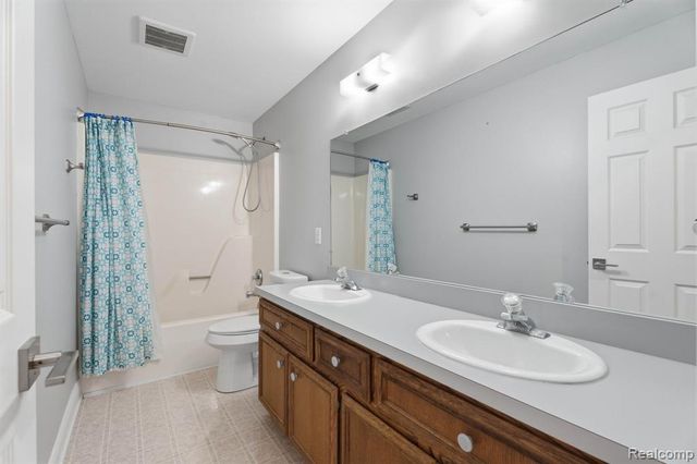 425 Lakes Edge Drive, Oxford, MI 48371