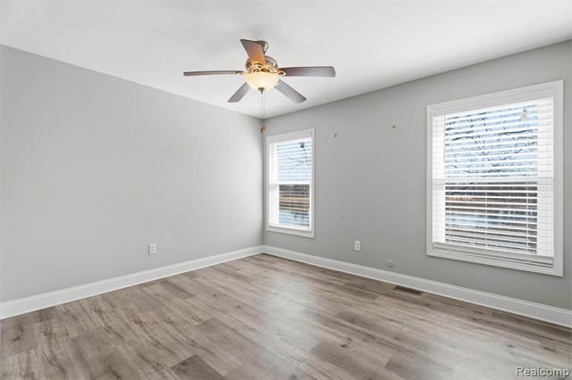 425 Lakes Edge Drive, Oxford, MI 48371