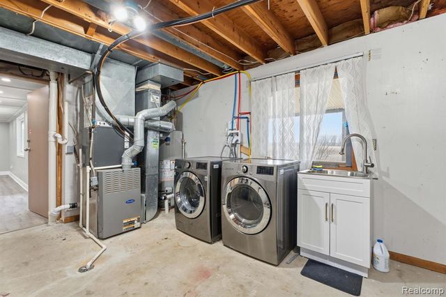 425 Lakes Edge Drive, Oxford, MI 48371