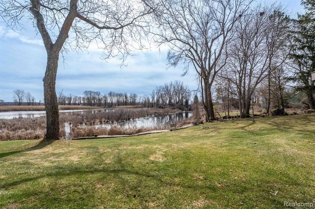 425 Lakes Edge Drive, Oxford, MI 48371
