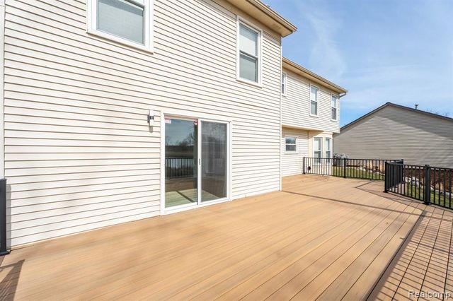 425 Lakes Edge Drive, Oxford, MI 48371