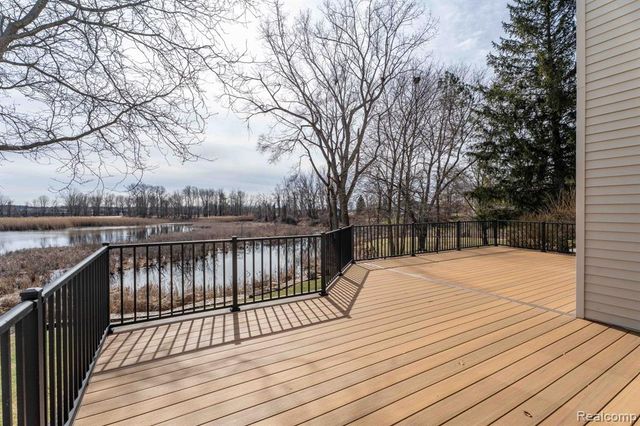 425 Lakes Edge Drive, Oxford, MI 48371