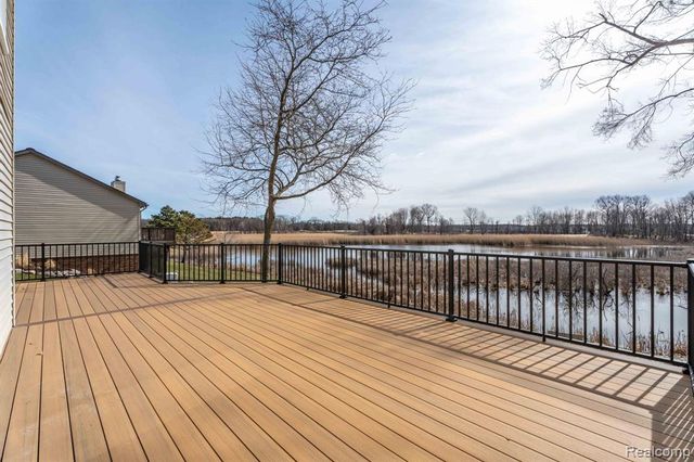 425 Lakes Edge Drive, Oxford, MI 48371