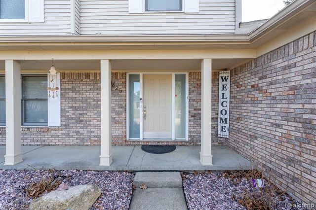 425 Lakes Edge Drive, Oxford, MI 48371